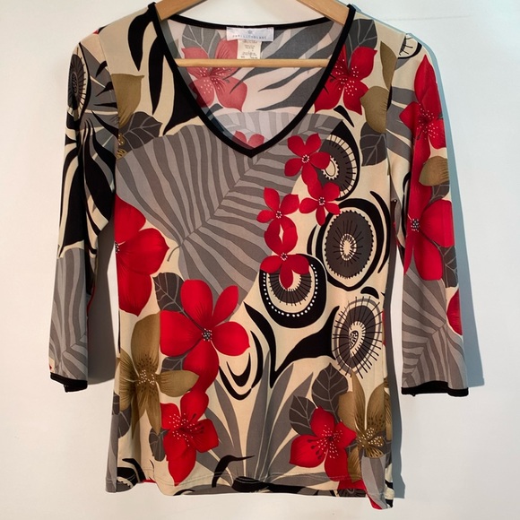 Papillon Blanc Tops - Papillon Blanc - v- neck floral top. Size S